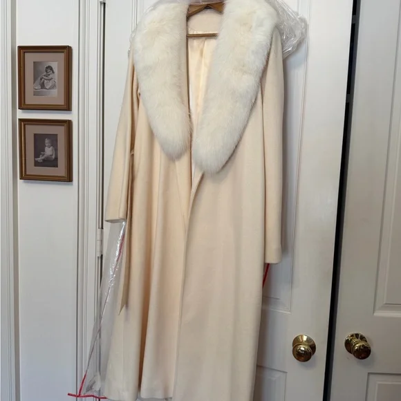Absolutely Stunning Winter White 100% Wool full length coat with Rabbit collar! - Picture 10 of 17